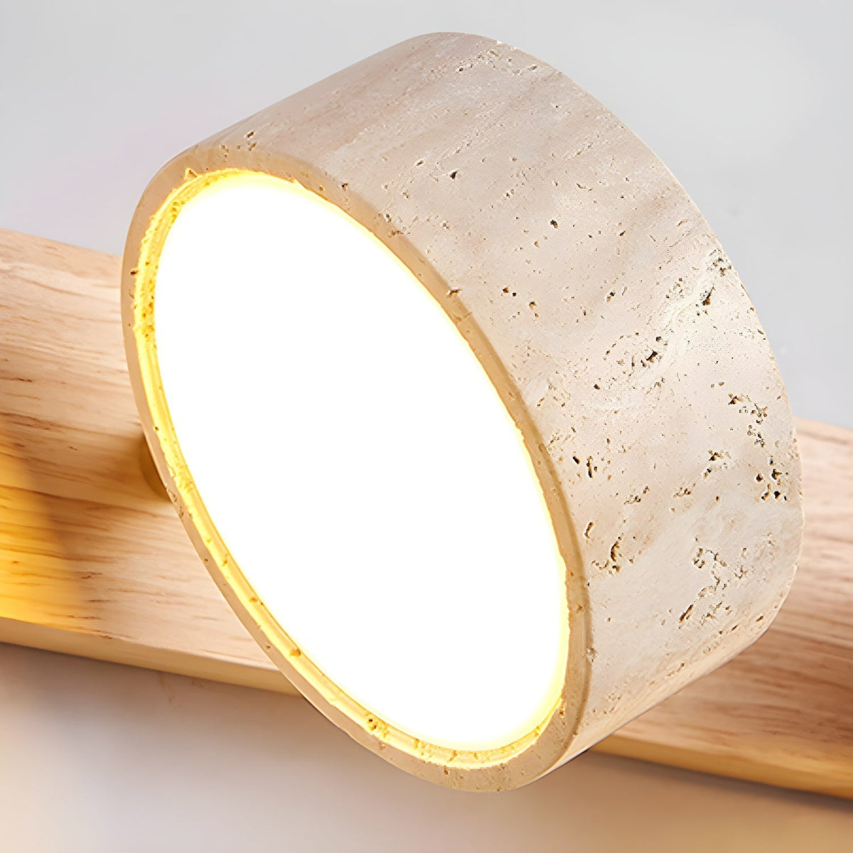 Elara Haus Applique in Travertino Doppio – Luce da Parete in Pietra Calcarea Pitting e Noce