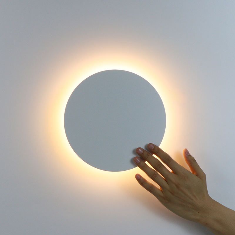 Applique Elara Haus - Luce da parete LED rotonda in alluminio retroilluminata