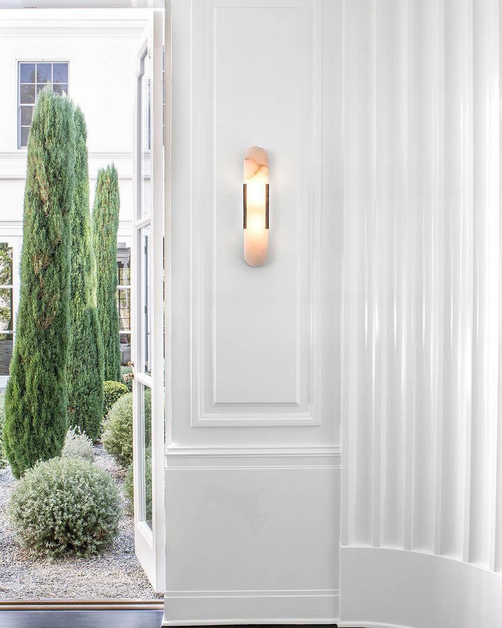 Applique ovale in marmo con illuminazione ambientale LED soffusa