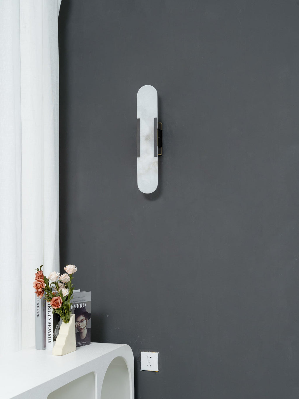 Applique ovale in marmo con illuminazione ambientale LED soffusa