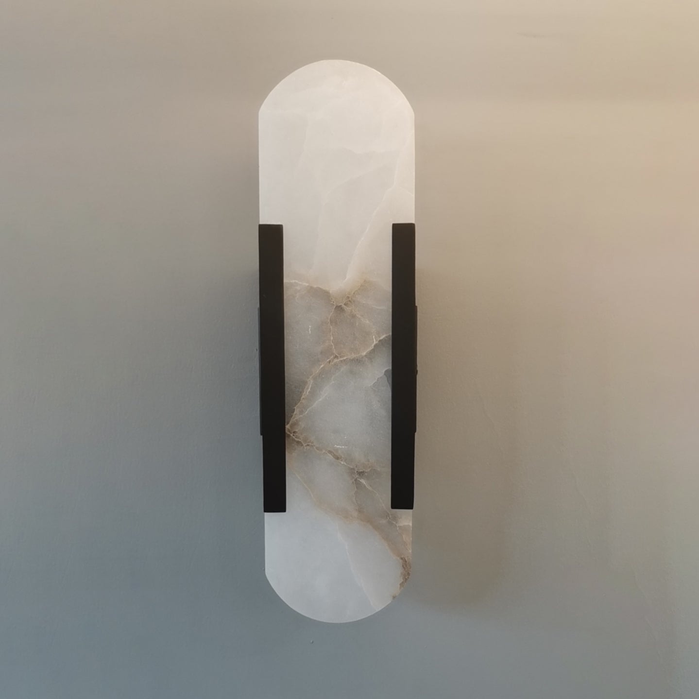 Applique ovale in marmo con illuminazione ambientale LED soffusa