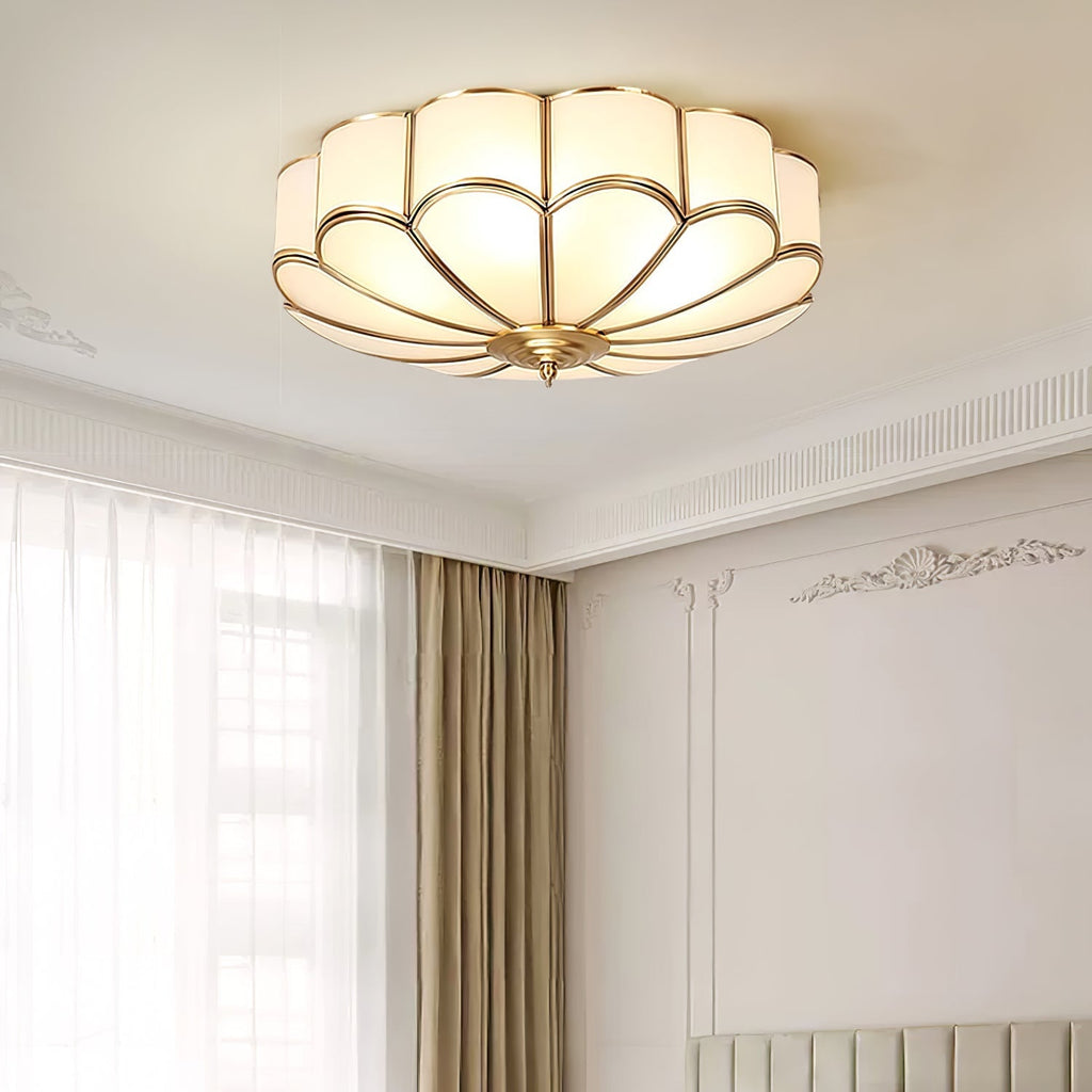 Lampada da soffitto Ulira forma di fiore vetro satinato ottone