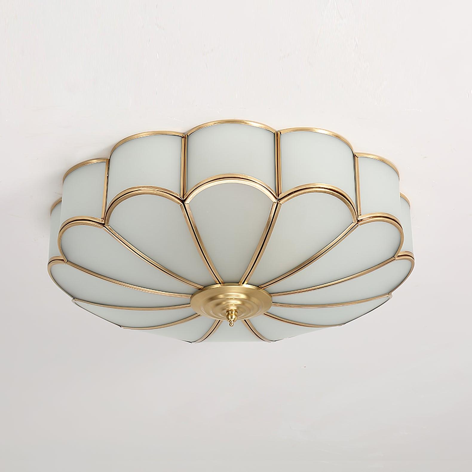 Lampada da soffitto Ulira forma di fiore vetro satinato ottone
