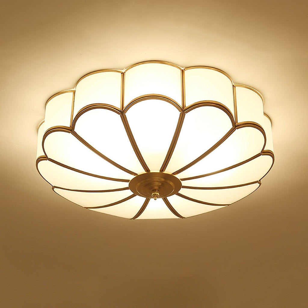 Lampada da soffitto Ulira forma di fiore vetro satinato ottone