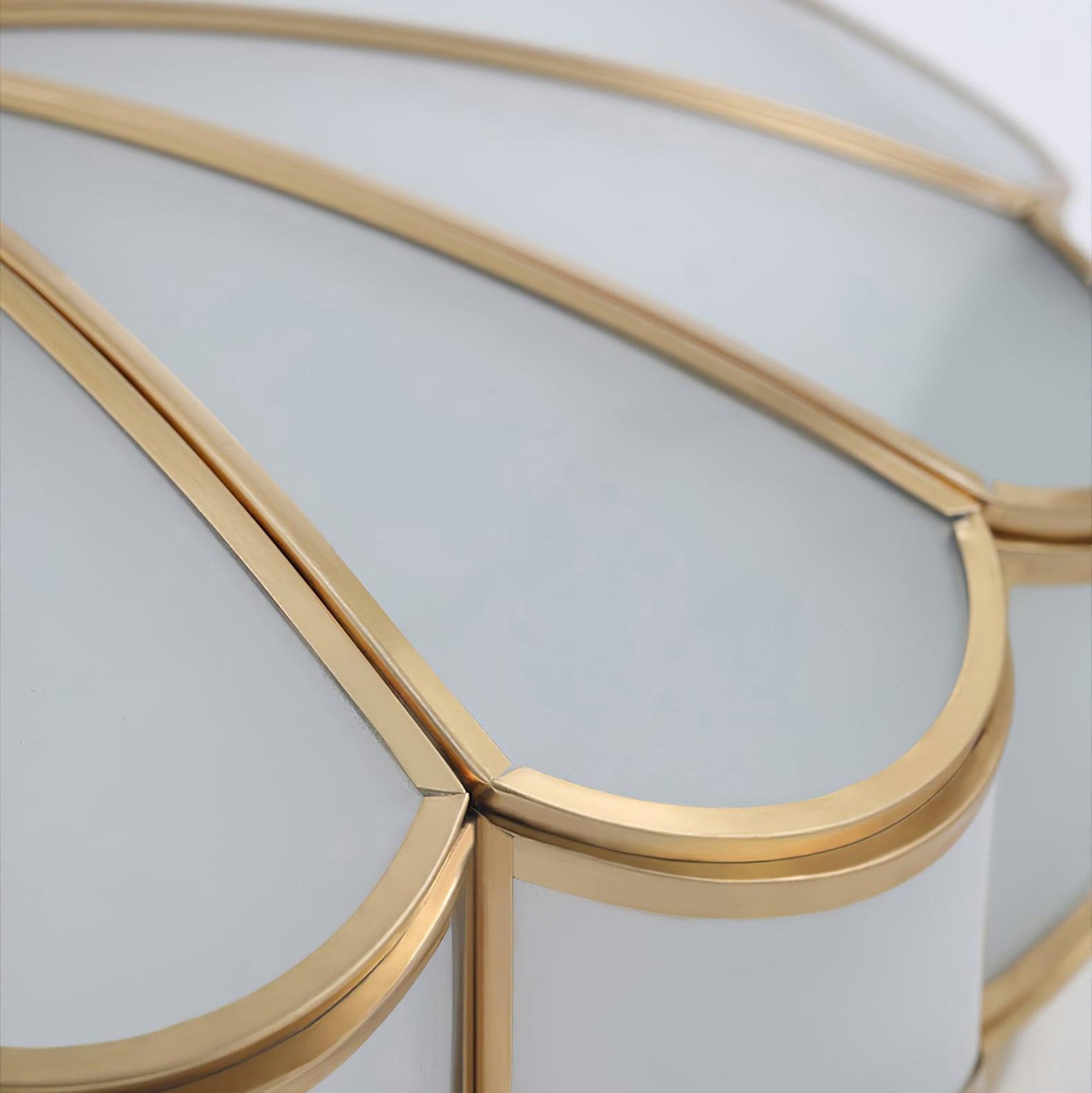 Lampada da soffitto Ulira forma di fiore vetro satinato ottone