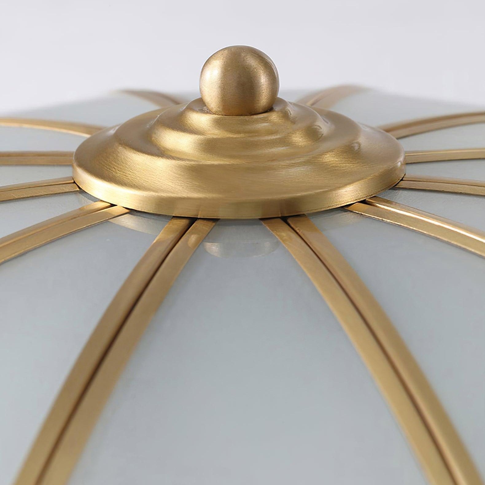 Lampada da soffitto Ulira forma di fiore vetro satinato ottone