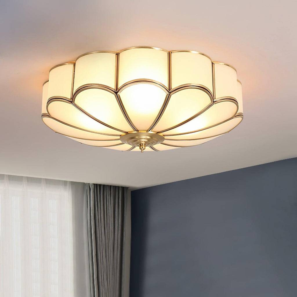Lampada da soffitto Ulira forma di fiore vetro satinato ottone
