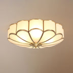 Lampada da soffitto Ulira forma di fiore vetro satinato ottone