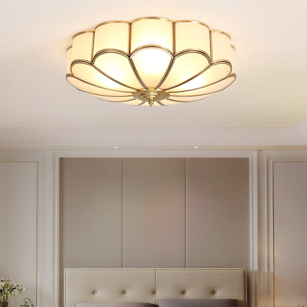 Lampada da soffitto Ulira forma di fiore vetro satinato ottone