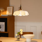Lampada a sospensione in stile francese con paralume in vetro crema a ondine