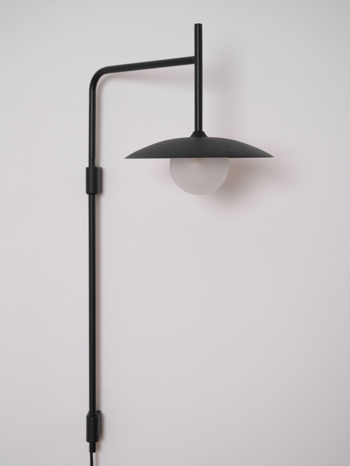 Lampada da parete Gea con braccio oscillante