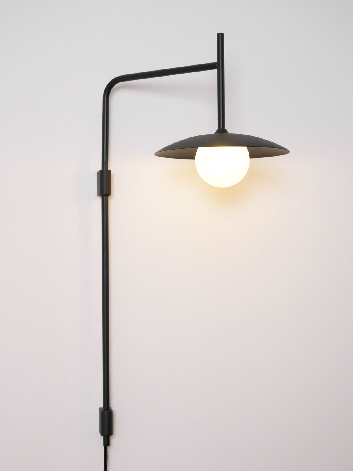 Lampada da parete Gea con braccio oscillante