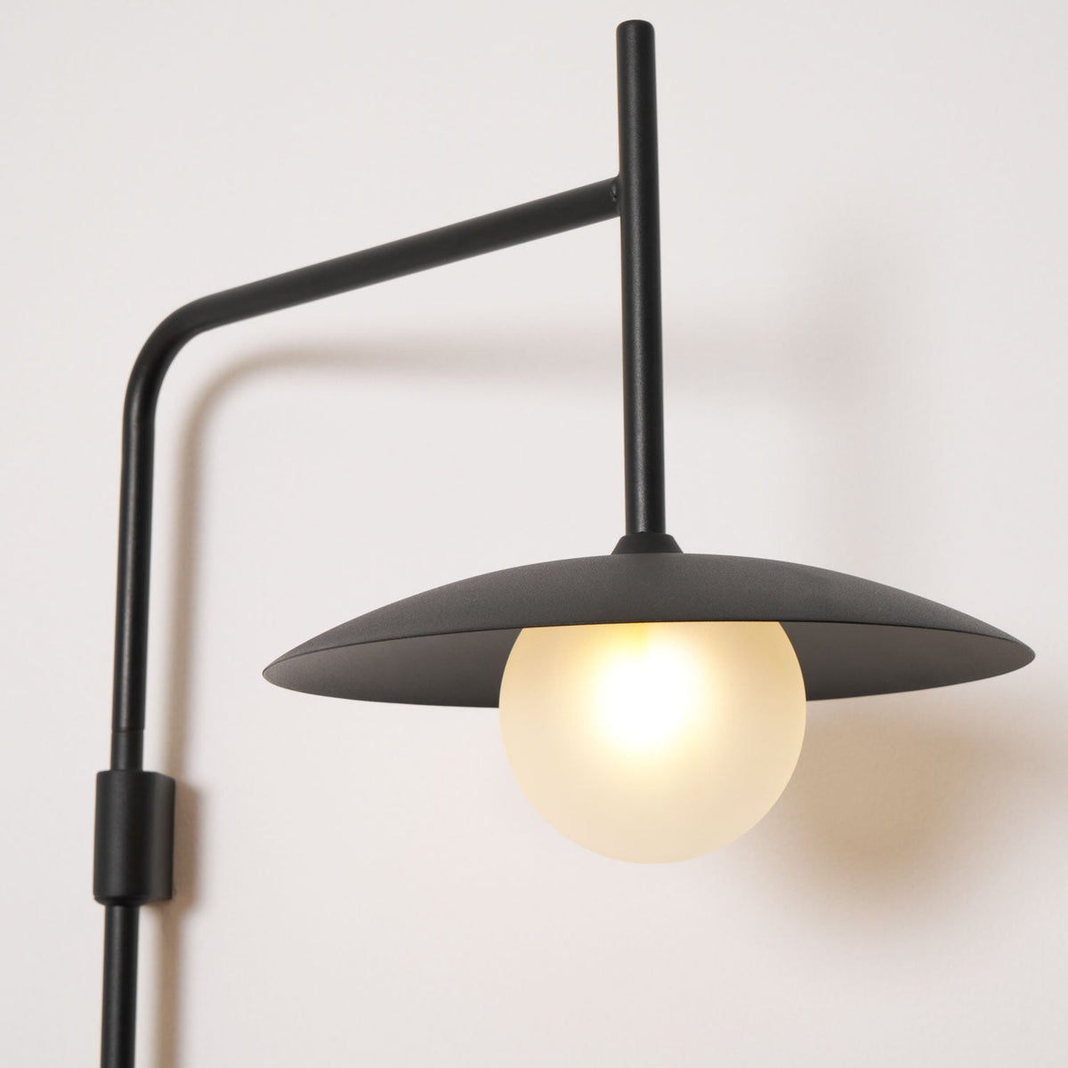 Lampada da parete Gea con braccio oscillante