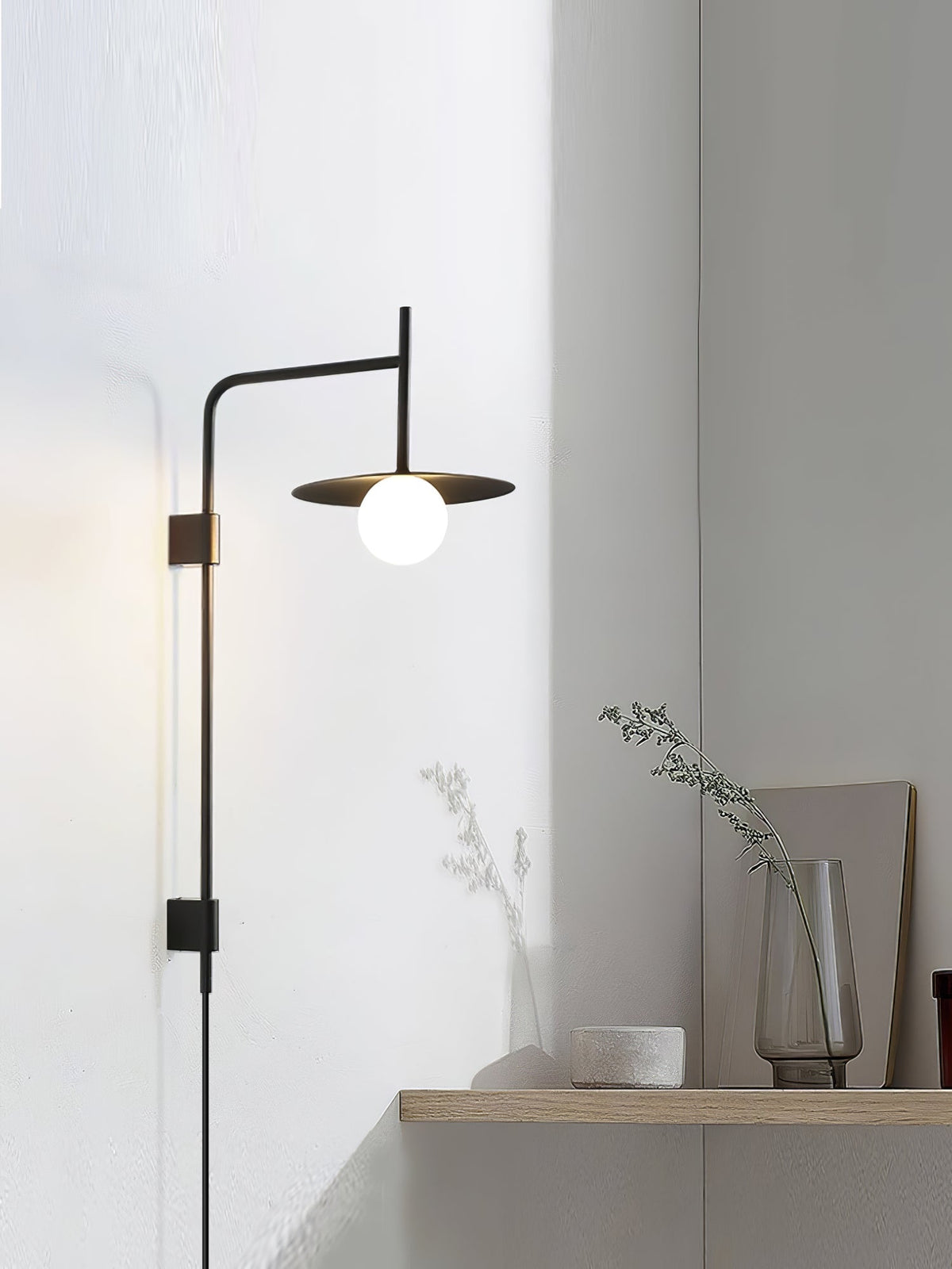 Lampada da parete Gea con braccio oscillante