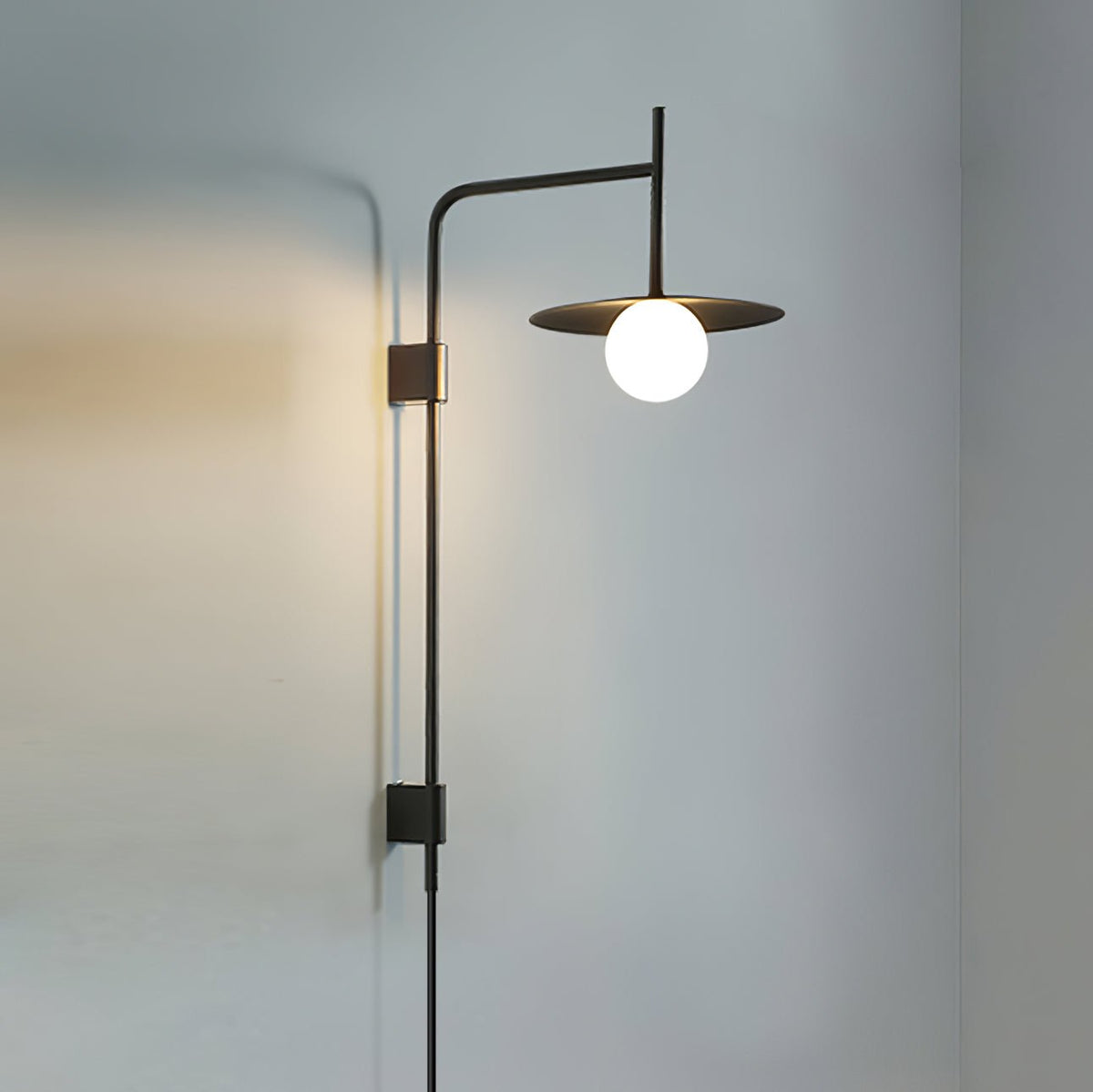 Lampada da parete Gea con braccio oscillante