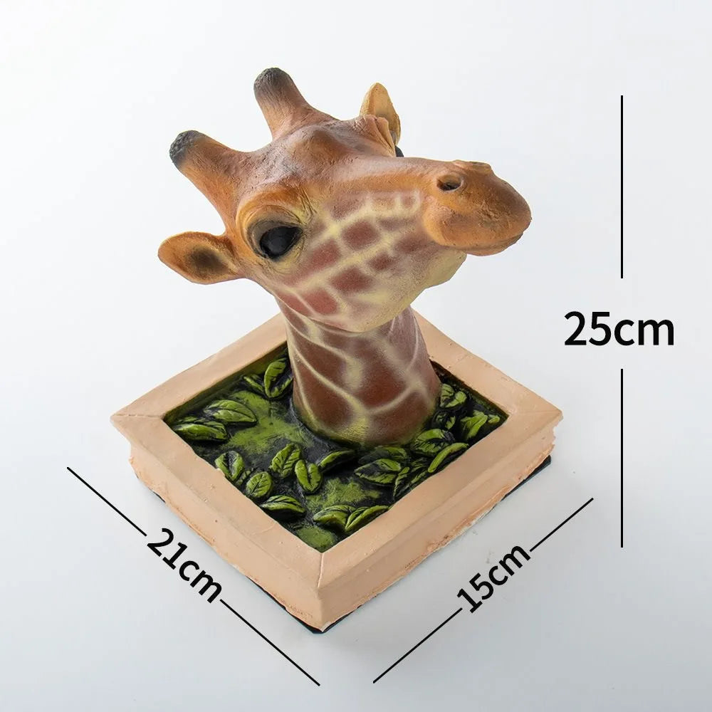 TallVista – Arte Murale 3D di Giraffa con Testa Scolpita che Si Estende da una Scena Giungla Incorniciata