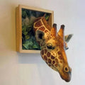 TallVista – Arte Murale 3D di Giraffa con Testa Scolpita che Si Estende da una Scena Giungla Incorniciata
