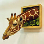 TallVista – Arte Murale 3D di Giraffa con Testa Scolpita che Si Estende da una Scena Giungla Incorniciata