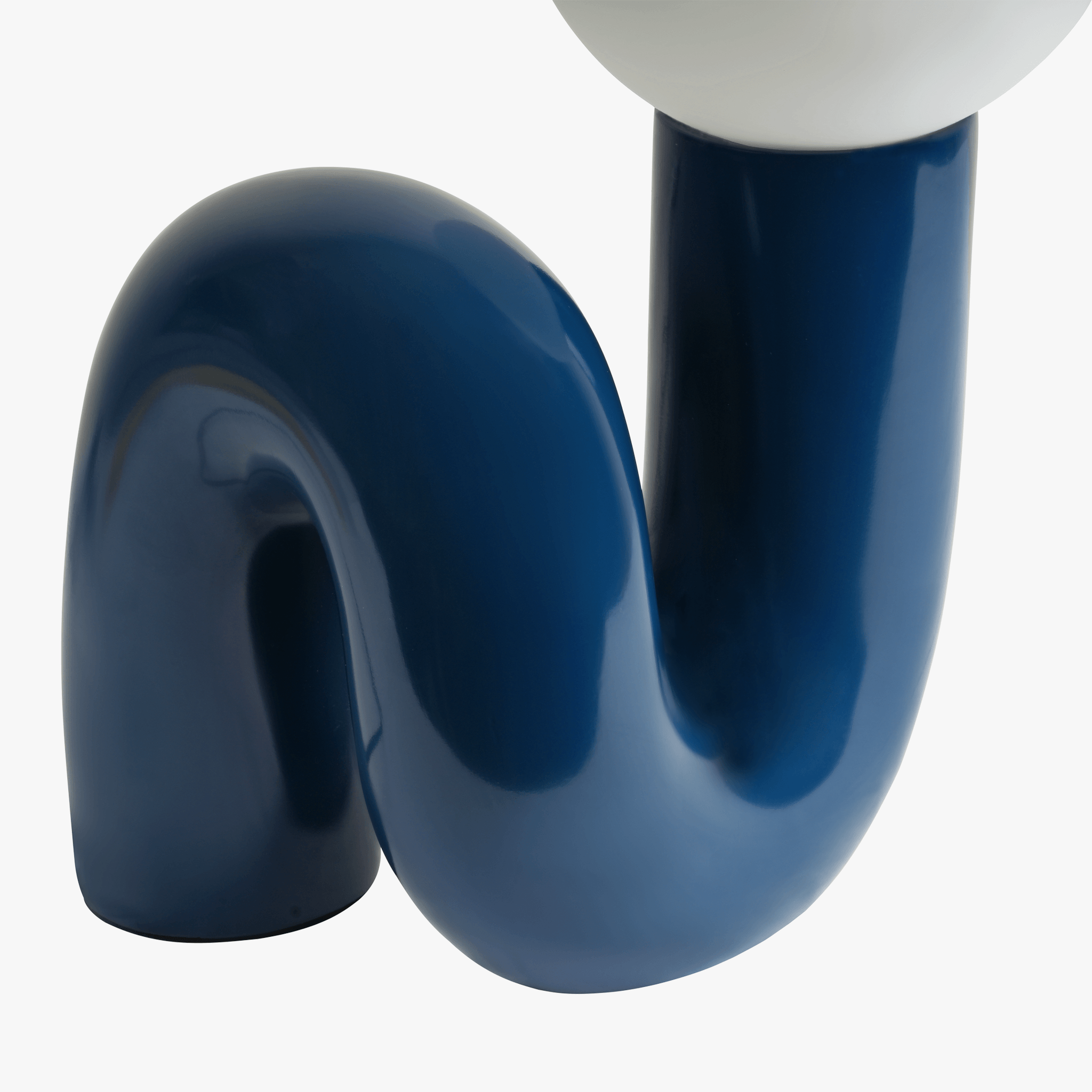 Avellon | Elegante Lampada da Tavolo con Base Scolpita e Luce Ambientale Morbida