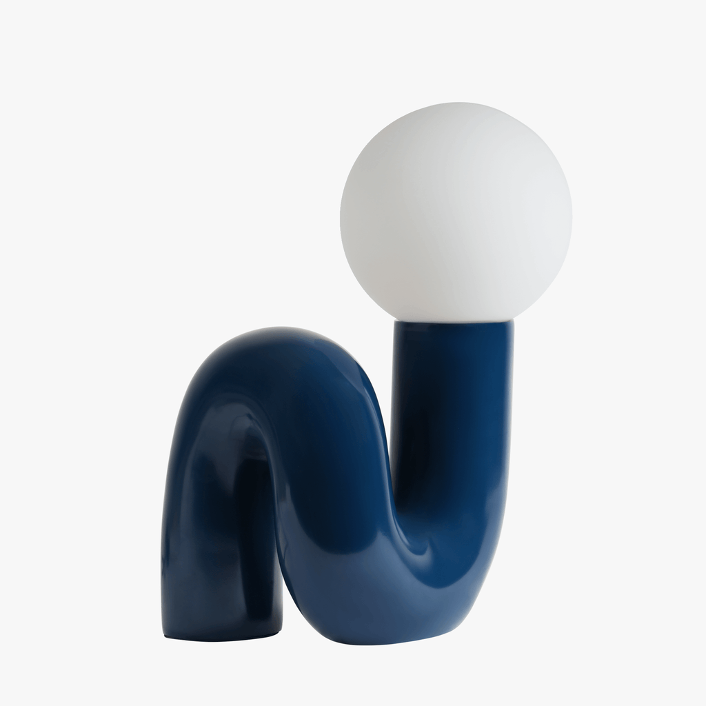 Avellon | Elegante Lampada da Tavolo con Base Scolpita e Luce Ambientale Morbida