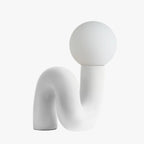 Avellon | Elegante Lampada da Tavolo con Base Scolpita e Luce Ambientale Morbida