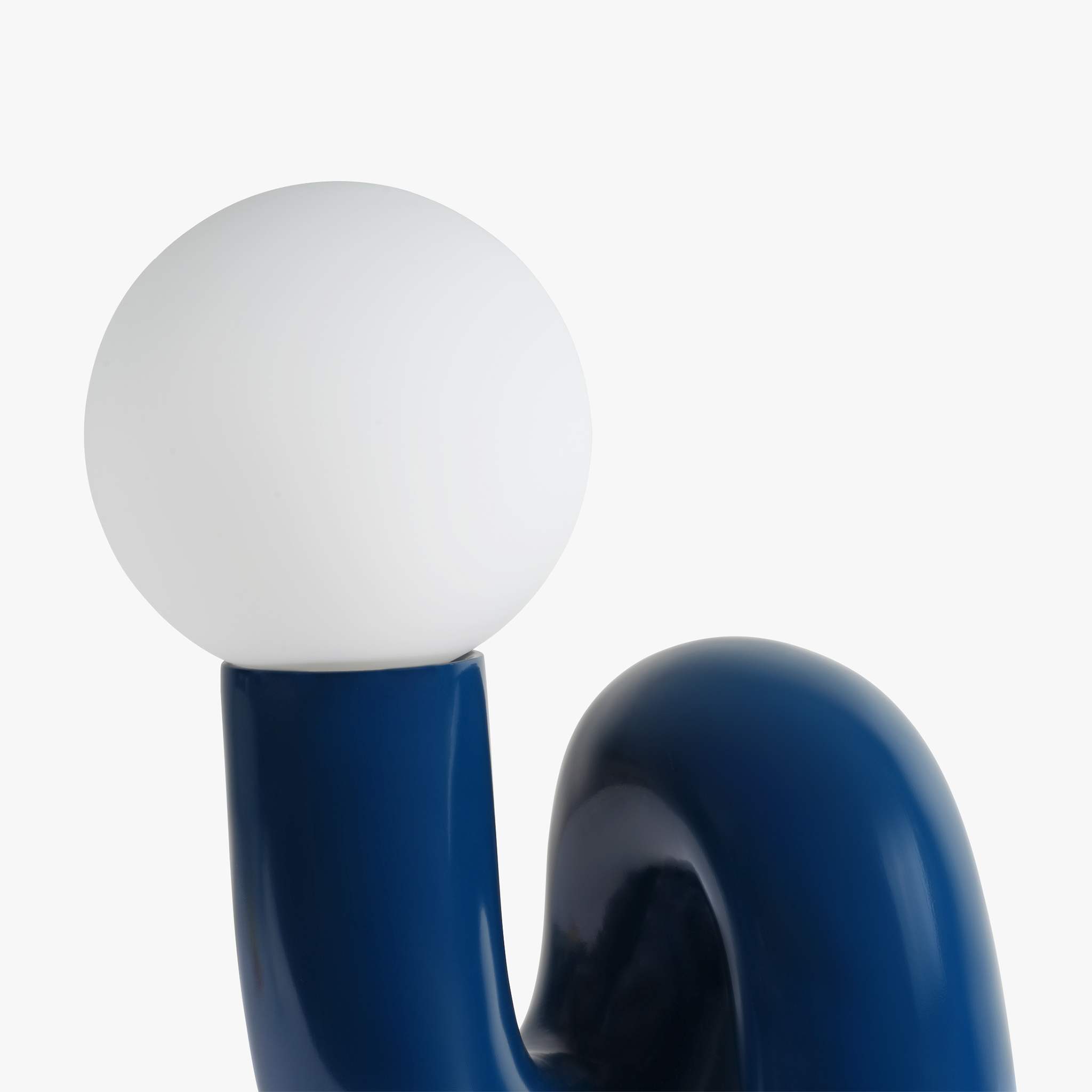 Avellon | Elegante Lampada da Tavolo con Base Scolpita e Luce Ambientale Morbida