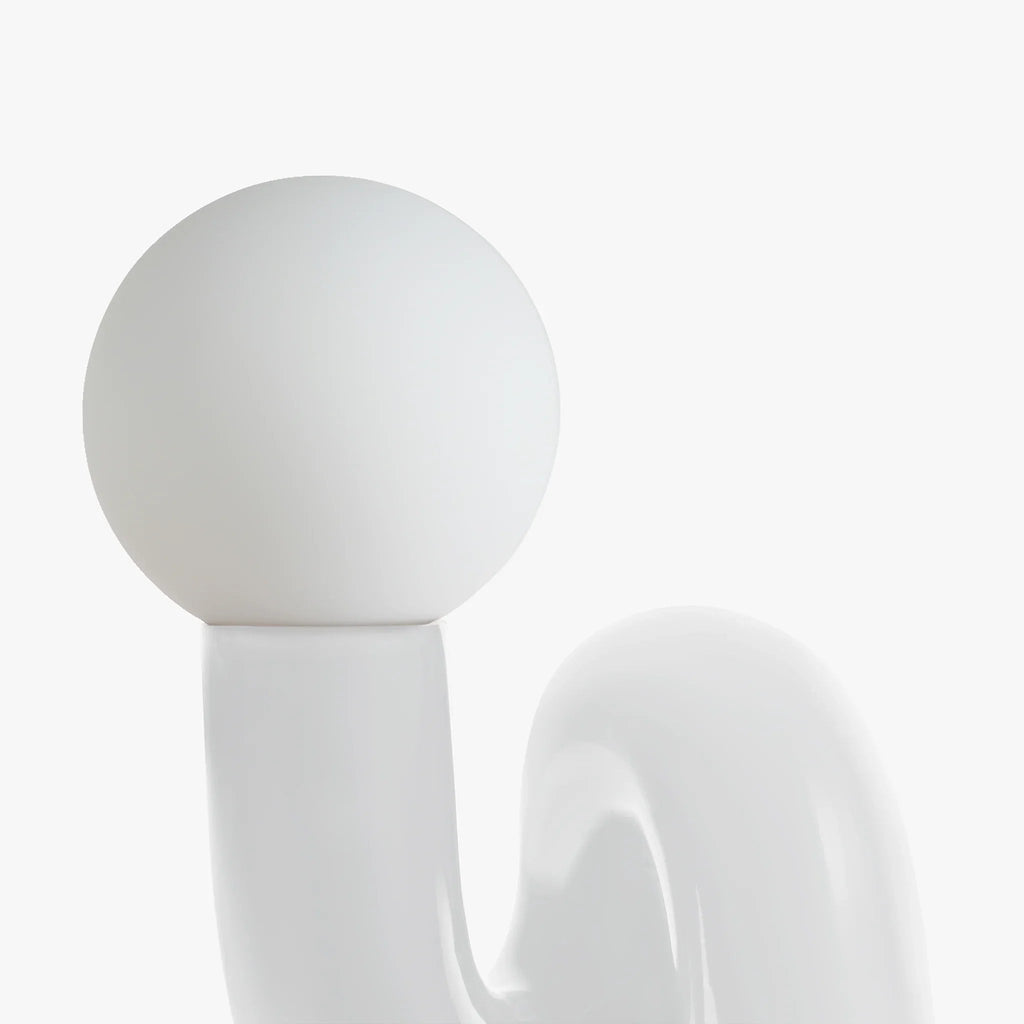 Avellon | Elegante Lampada da Tavolo con Base Scolpita e Luce Ambientale Morbida