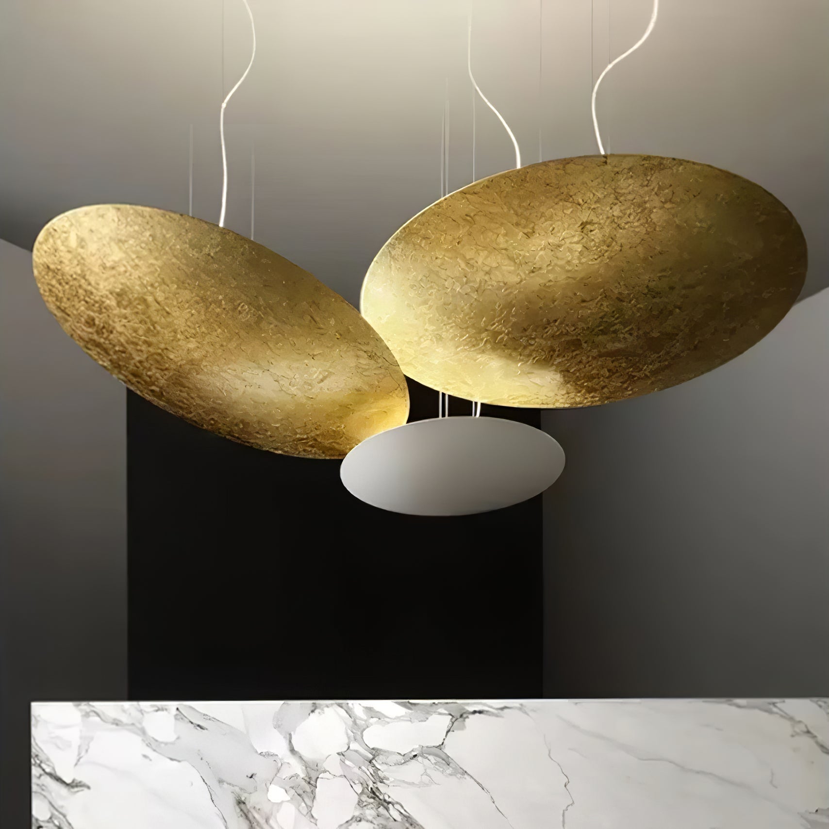 Lampada a Sospensione Aureliance in Foglia d'Oro Contemporanea