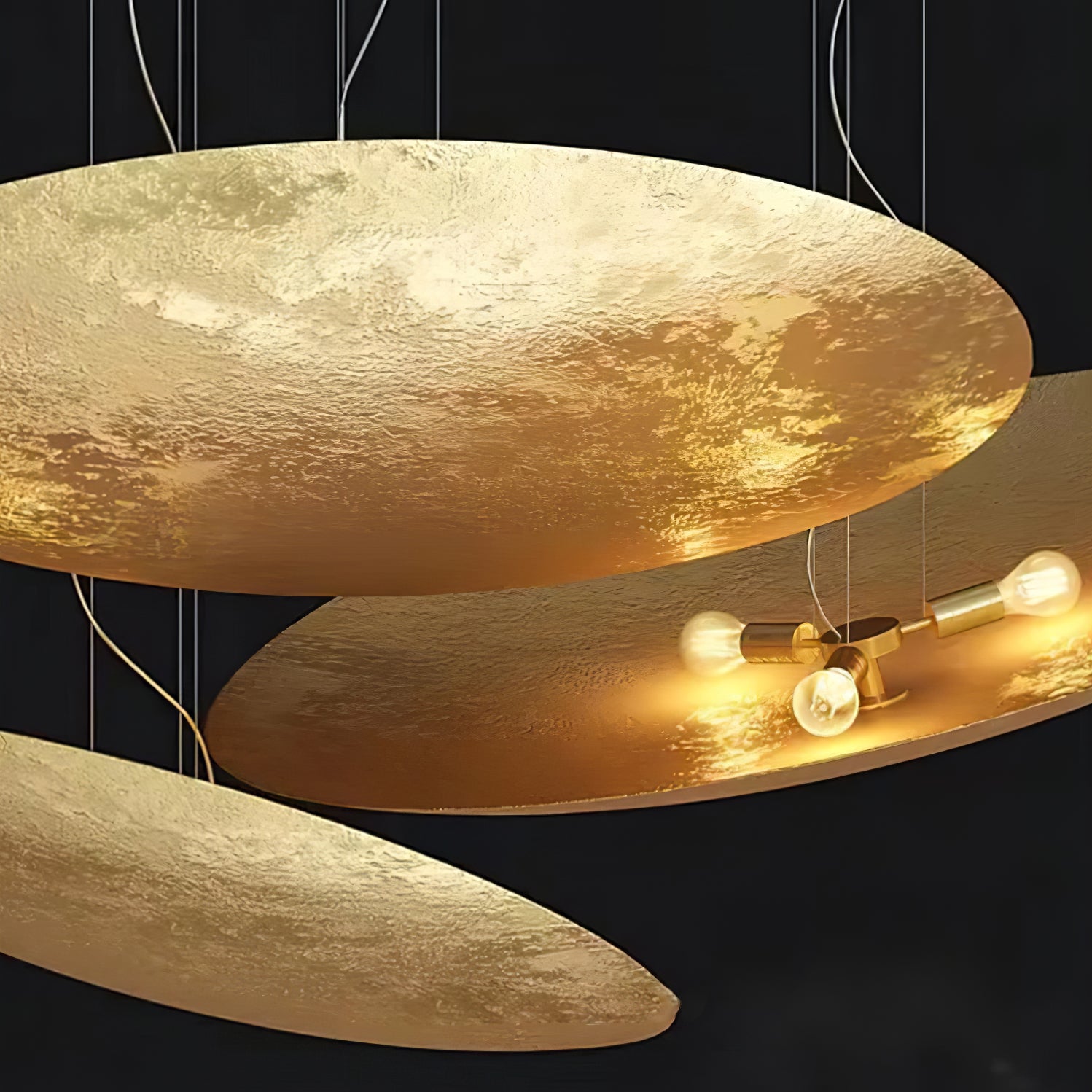 Lampada a Sospensione Aureliance in Foglia d'Oro Contemporanea
