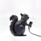 Lampada da tavolo con figura di scoiattolo – Delizioso elemento decorativo in design nordico