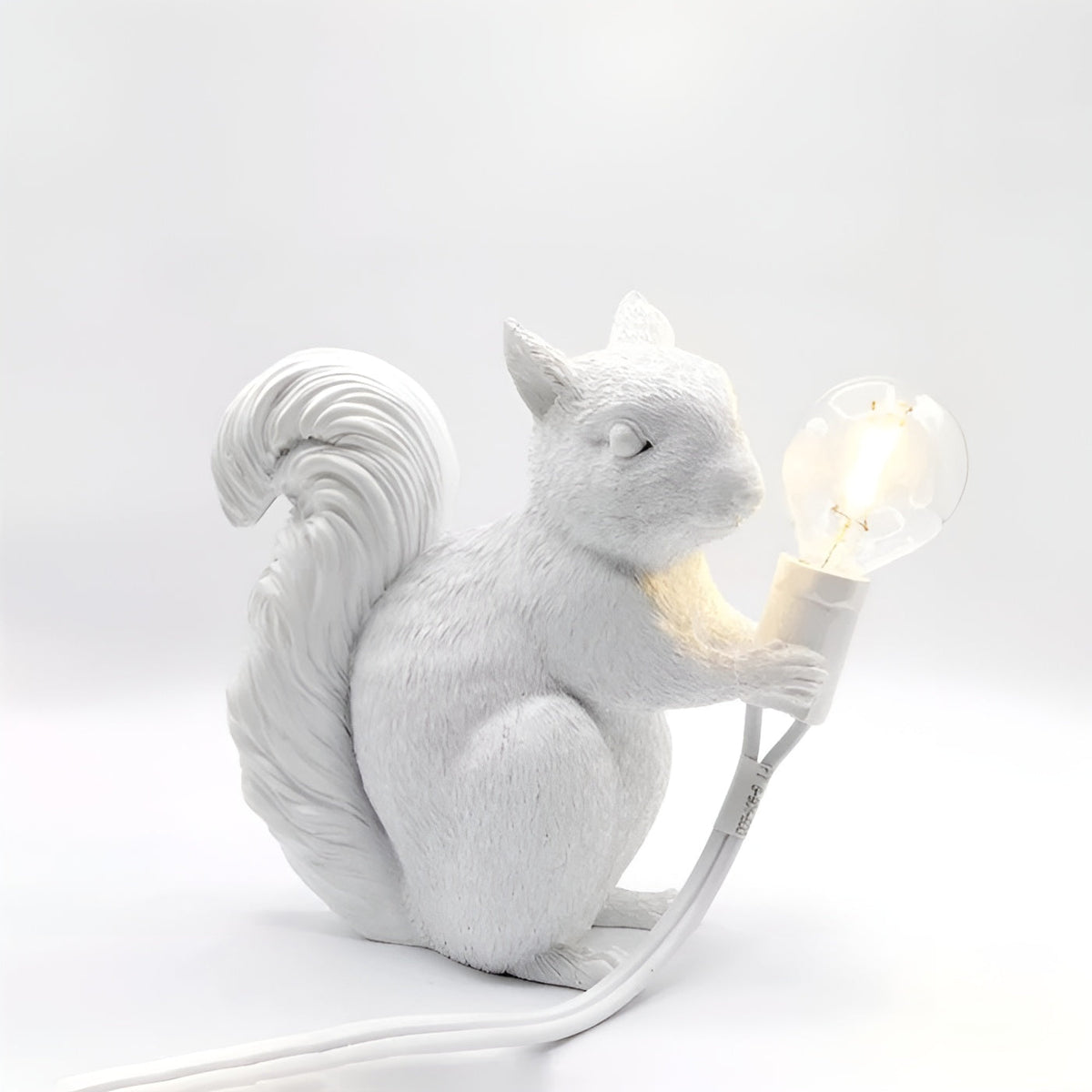Lampada da tavolo con figura di scoiattolo – Delizioso elemento decorativo in design nordico