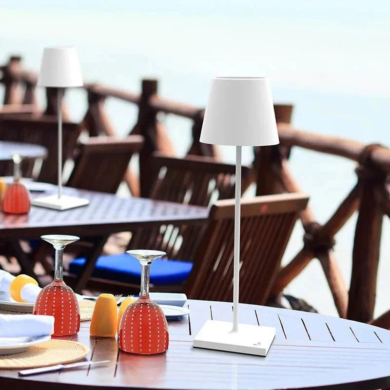 Lampada da Tavolo LED Wireless con Paralume in Metallo a Cono e Base Quadrata