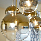 Lampada a sospensione con sfera di vetro | Design moderno in ottone
