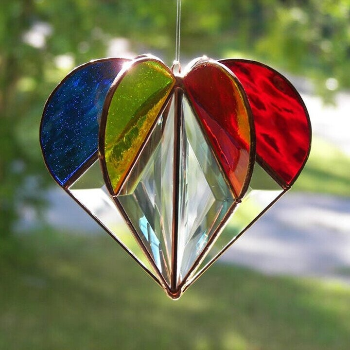 PrismGlow – Solettore a forma di cuore fatto a mano con riflessi arcobaleno vivaci
