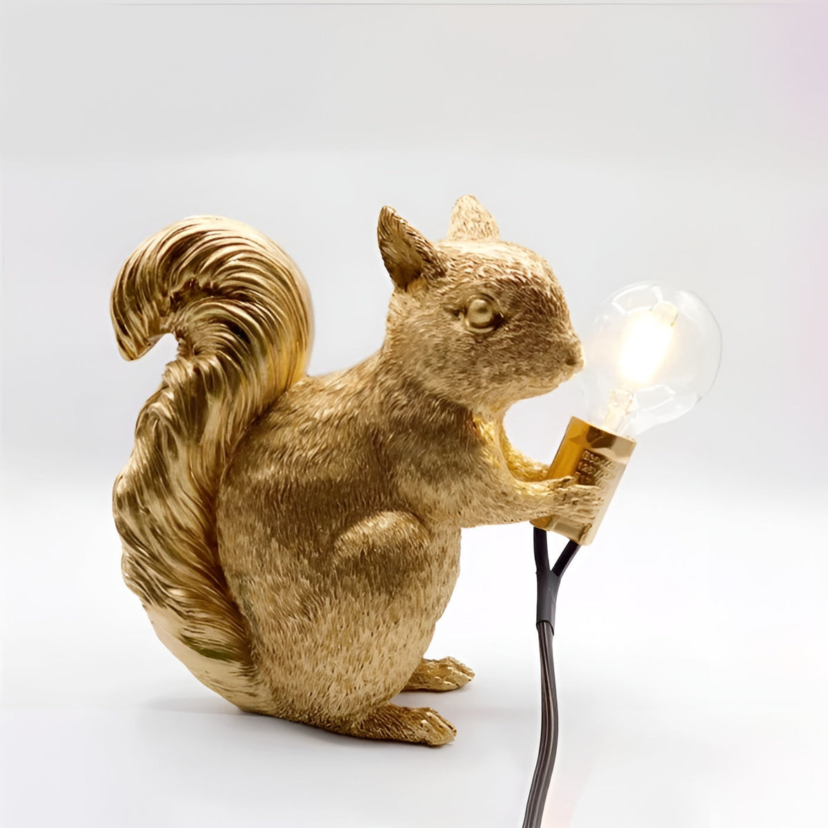 Lampada da tavolo con figura di scoiattolo – Delizioso elemento decorativo in design nordico