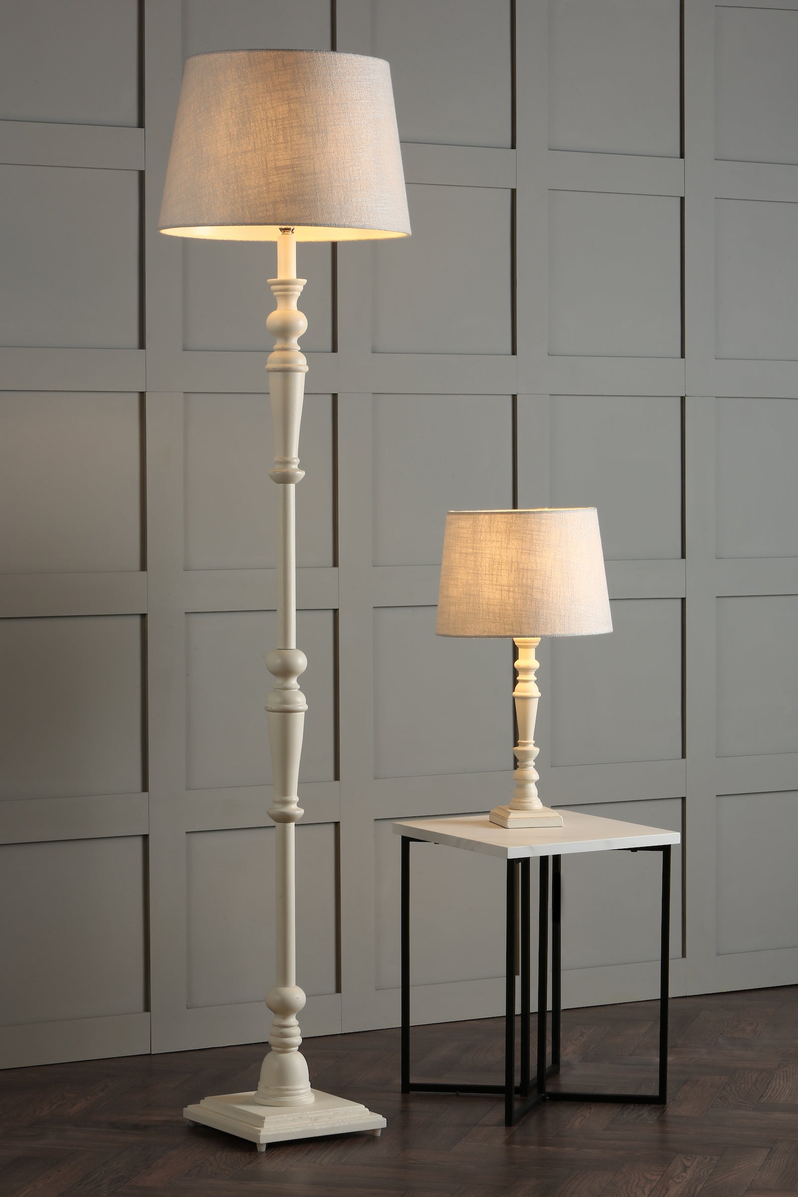 Lampada da Terra in Legno Laura Ashley Tate con Base Bianco Invecchiato