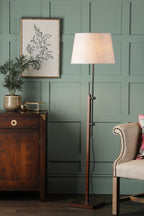 Lampada da Terra Regolabile Laura Ashley Burdale con Base in Legno Scuro