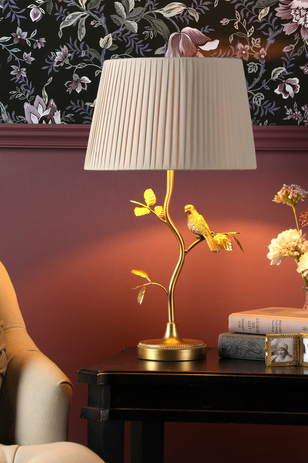 Lampada da Tavolo Egelton in Ottone Anticato e Taupe di Laura Ashley
