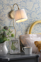 Lampada da parete plug-in Laura Ashley Hemsley in ottone antico e paralume avorio