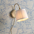 Lampada da parete plug-in Laura Ashley Hemsley in ottone antico e paralume avorio