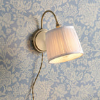 Lampada da parete plug-in Laura Ashley Hemsley in ottone antico e paralume avorio