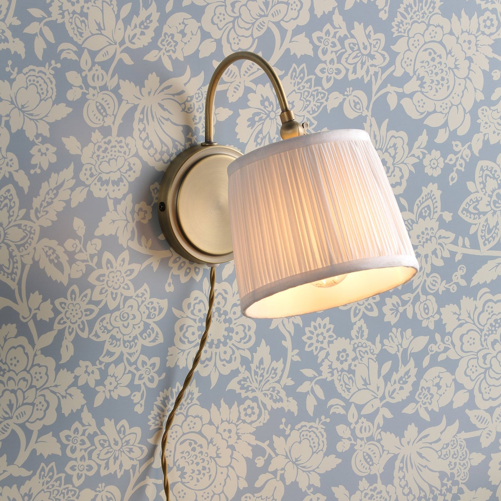 Lampada da parete plug-in Laura Ashley Hemsley in ottone antico e paralume avorio
