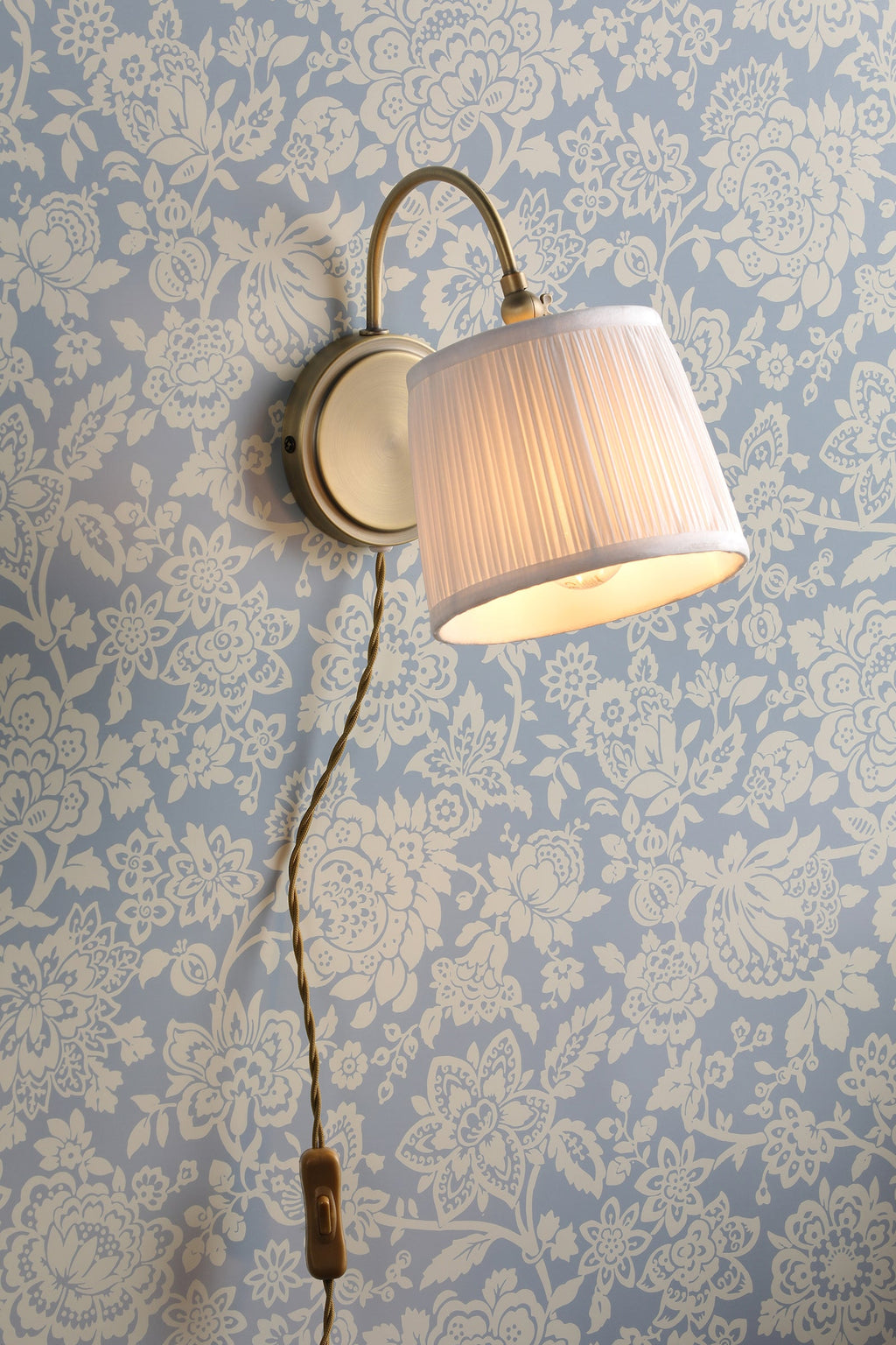 Lampada da parete plug-in Laura Ashley Hemsley in ottone antico e paralume avorio