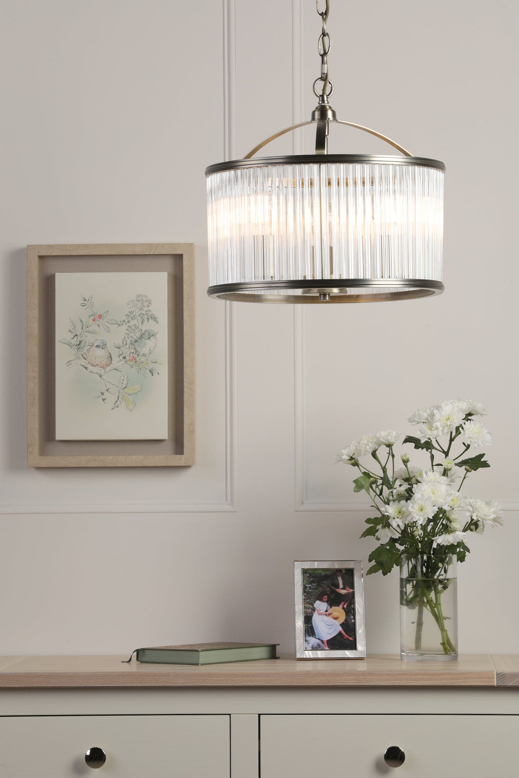 Laura Ashley Sutton Sospensione a 3 Luci Ottone Anticato Opaco e Vetro Rigato
