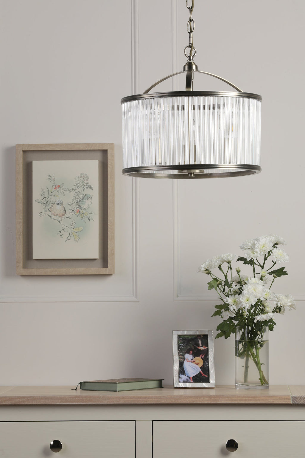Laura Ashley Sutton Sospensione a 3 Luci Ottone Anticato Opaco e Vetro Rigato