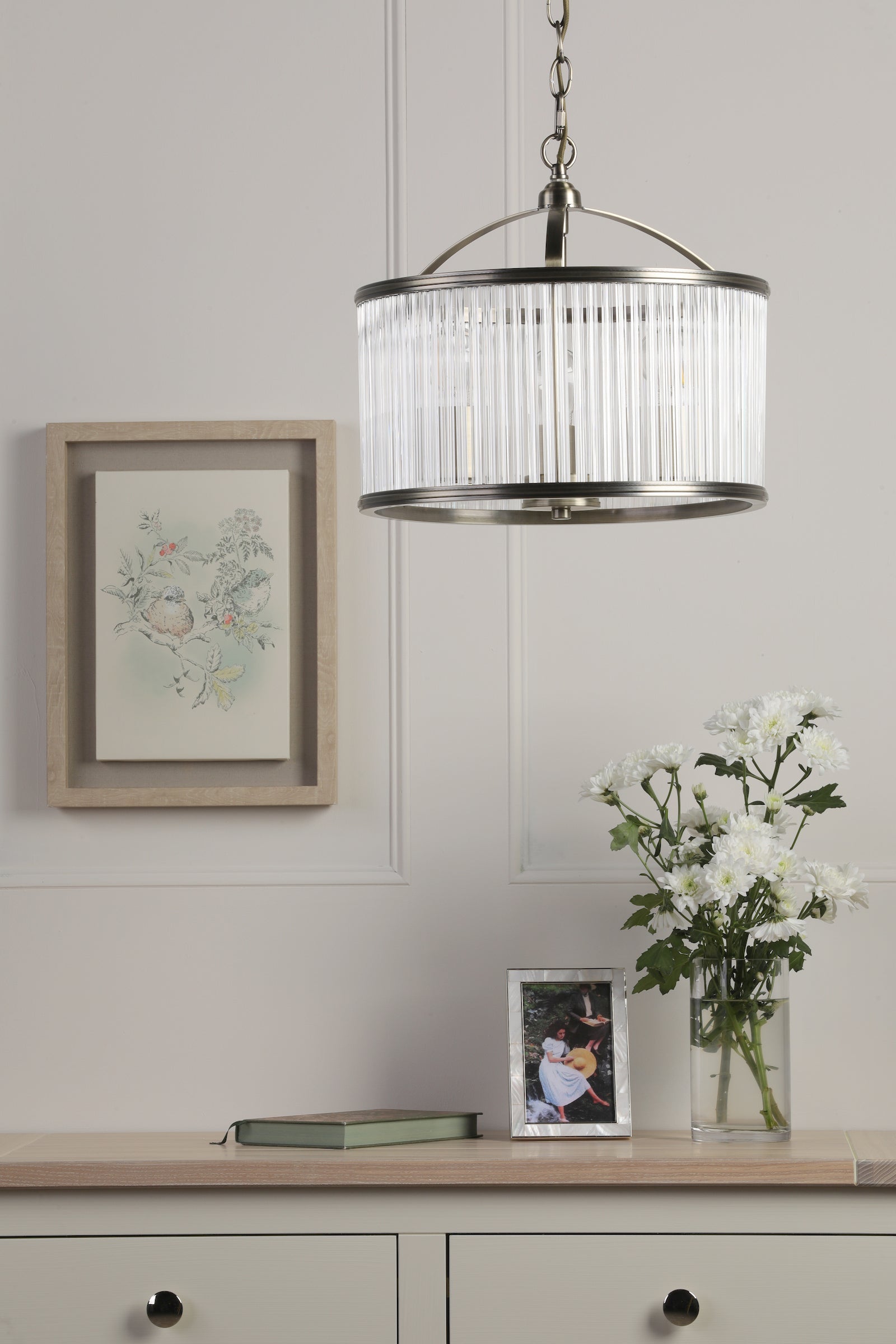 Laura Ashley Sutton Sospensione a 3 Luci Ottone Anticato Opaco e Vetro Rigato