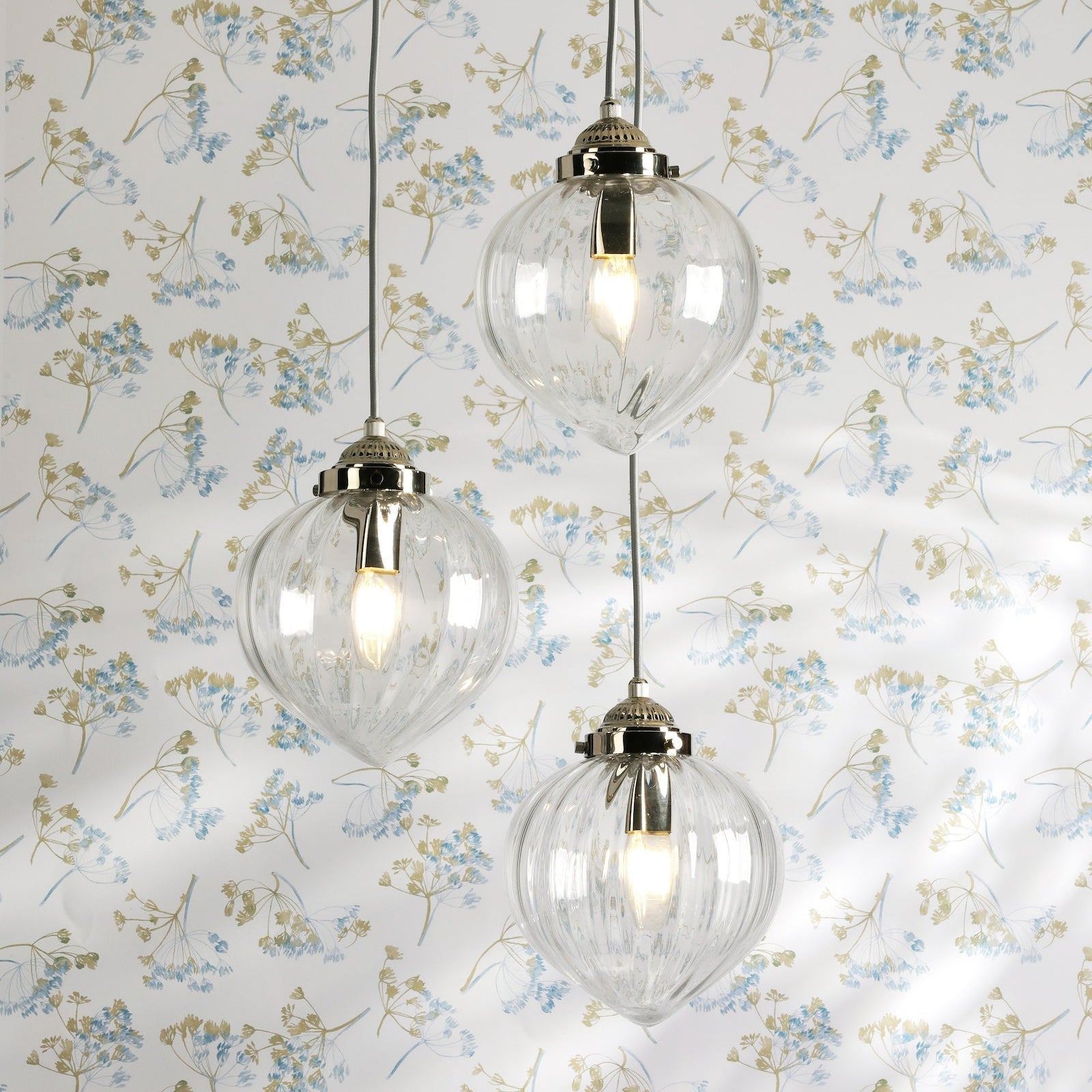 Laura Ashley Whitham Lampadario a Cluster a 3 Luci in Nichel Lucido e Vetro Rigato