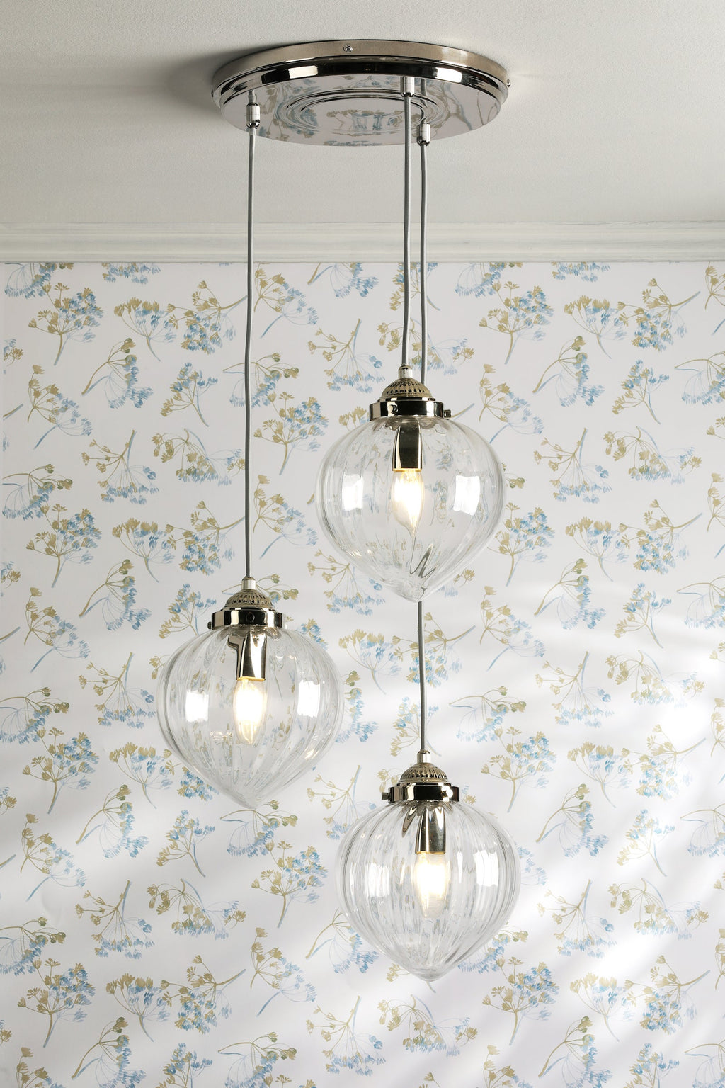 Laura Ashley Whitham Lampadario a Cluster a 3 Luci in Nichel Lucido e Vetro Rigato