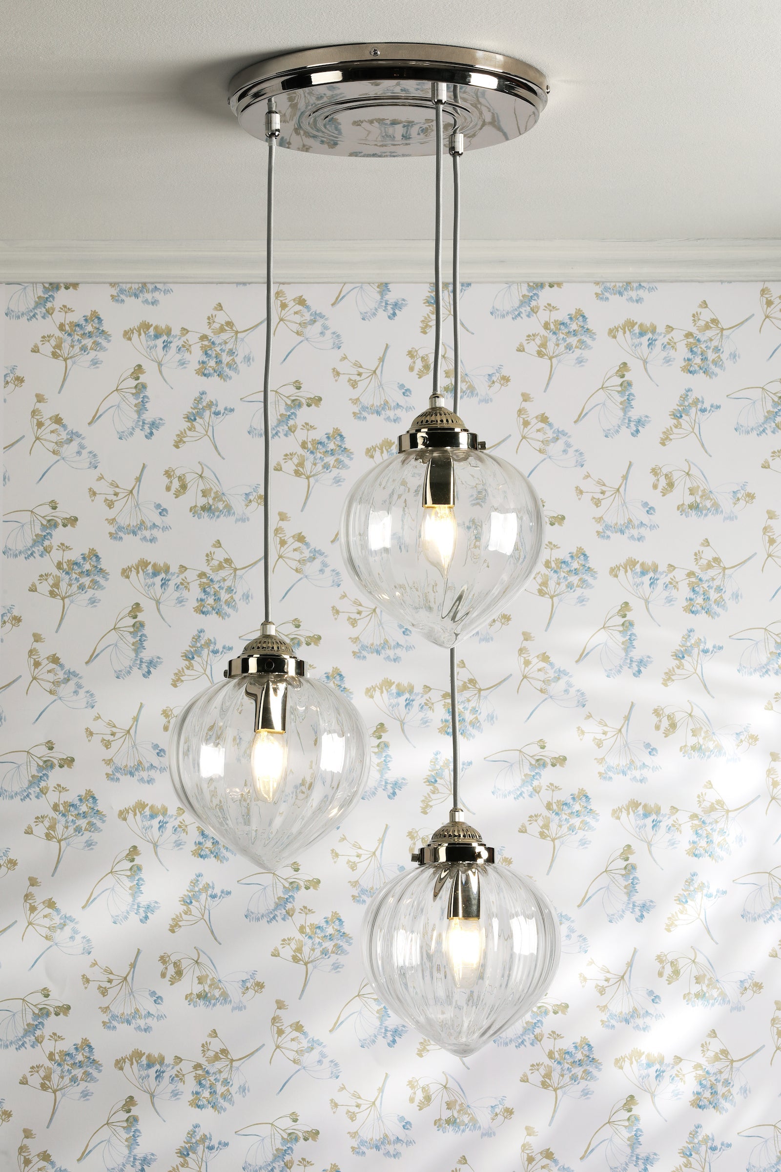 Laura Ashley Whitham Lampadario a Cluster a 3 Luci in Nichel Lucido e Vetro Rigato