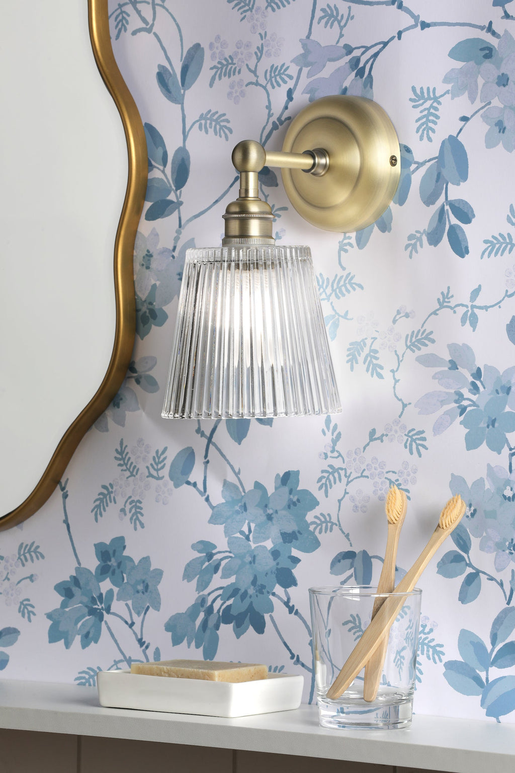 Applique da Bagno Laura Ashley Callaghan in Ottone Anticato Opaco e Vetro Rigato IP44